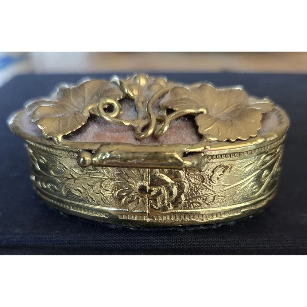 VTG Gold/copper Lunacy Trinket Box clam shell grapes leaves  Collectible Metal